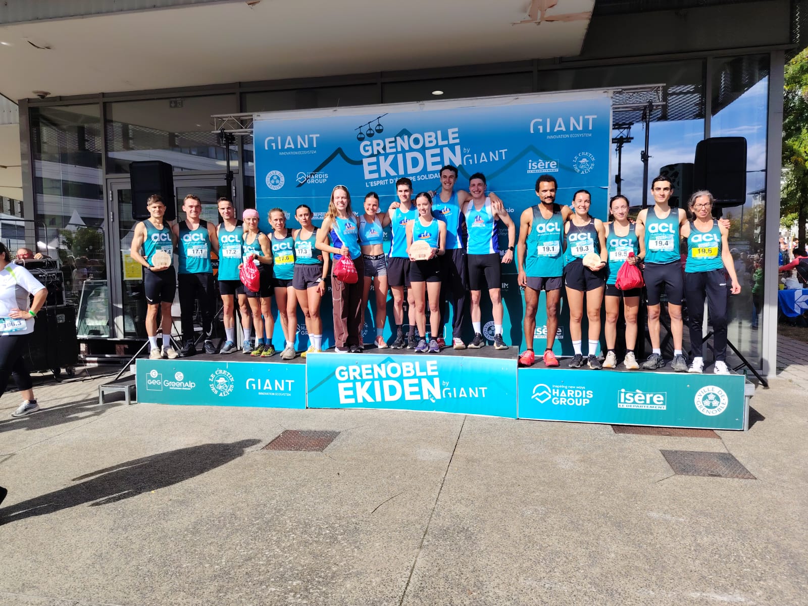 Podium de l'équipe de l'AC Meyzieu à l'Ekiden de Grenoble